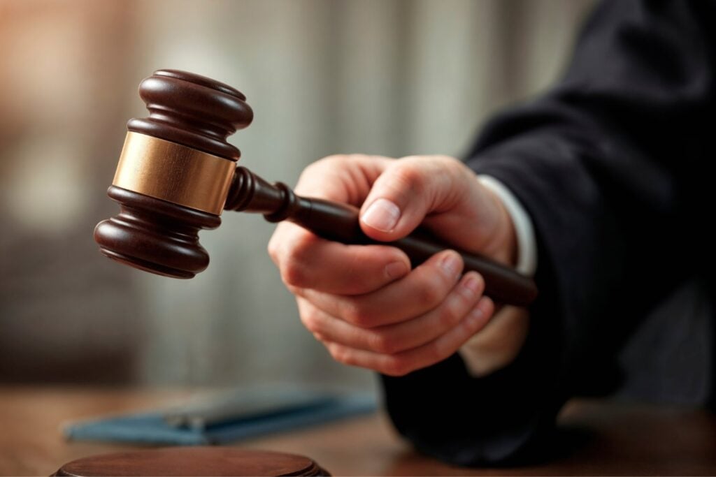 Un juicio terminó en desastre porque los abogados confiaron demasiado en la IA: el juez descubrió que estaban citando casos que nunca existieron