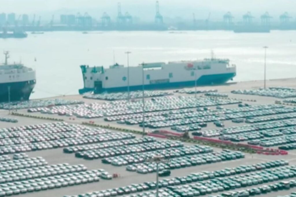 Europa quería coches eléctricos baratos. China respondió enviando tantos que ya no caben en los puertos