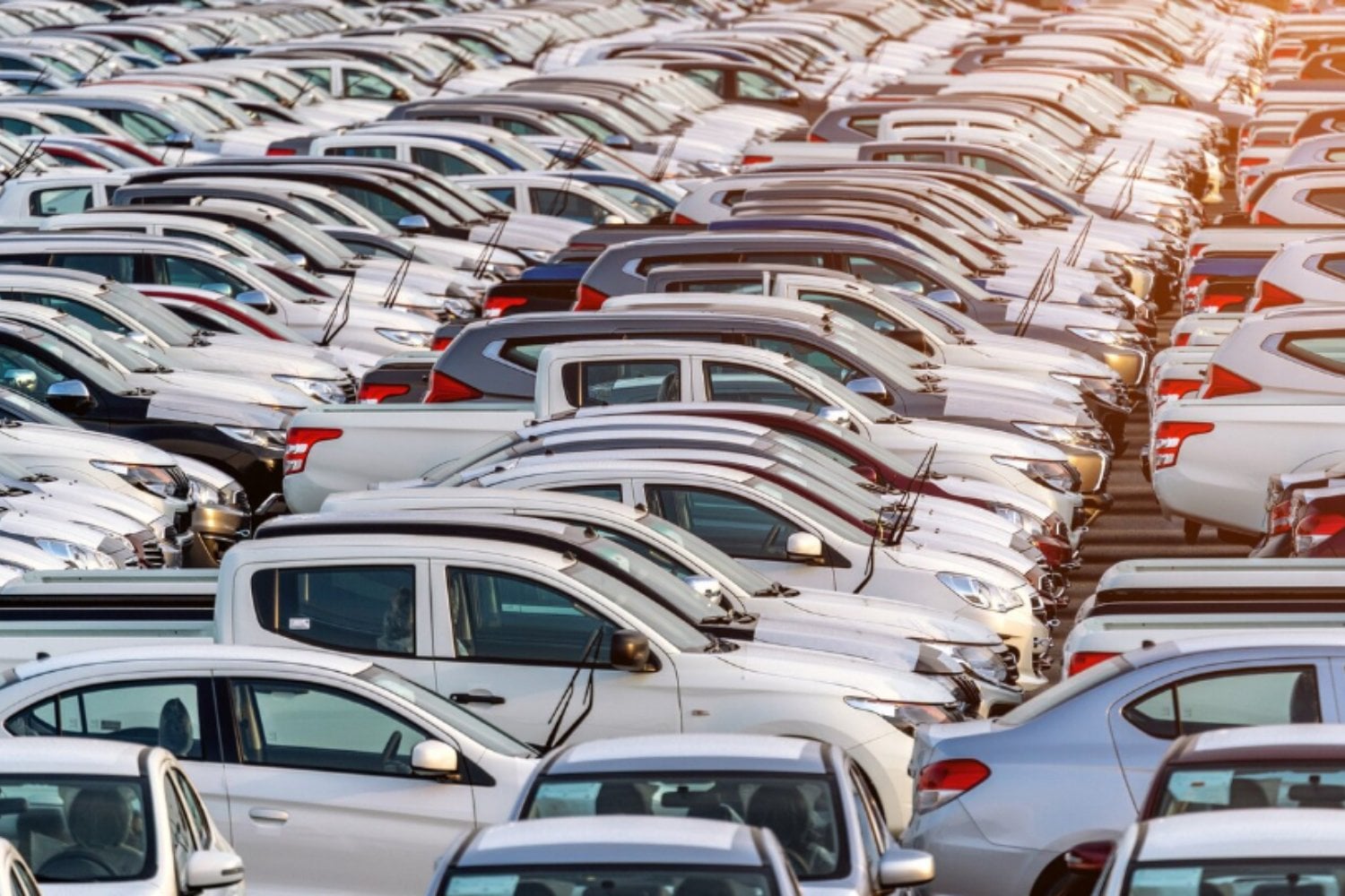 Europa quería coches eléctricos baratos. China respondió enviando tantos que ya no caben en los puertos