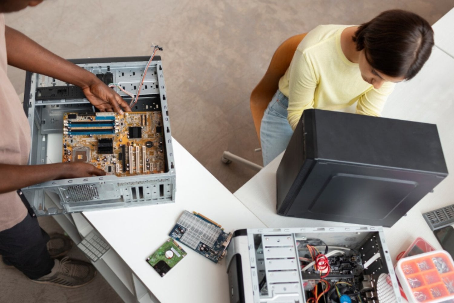 Un laboratorio encontró una forma de reciclar baterías de móviles y portátiles en solo dos horas: el secreto está en un microondas