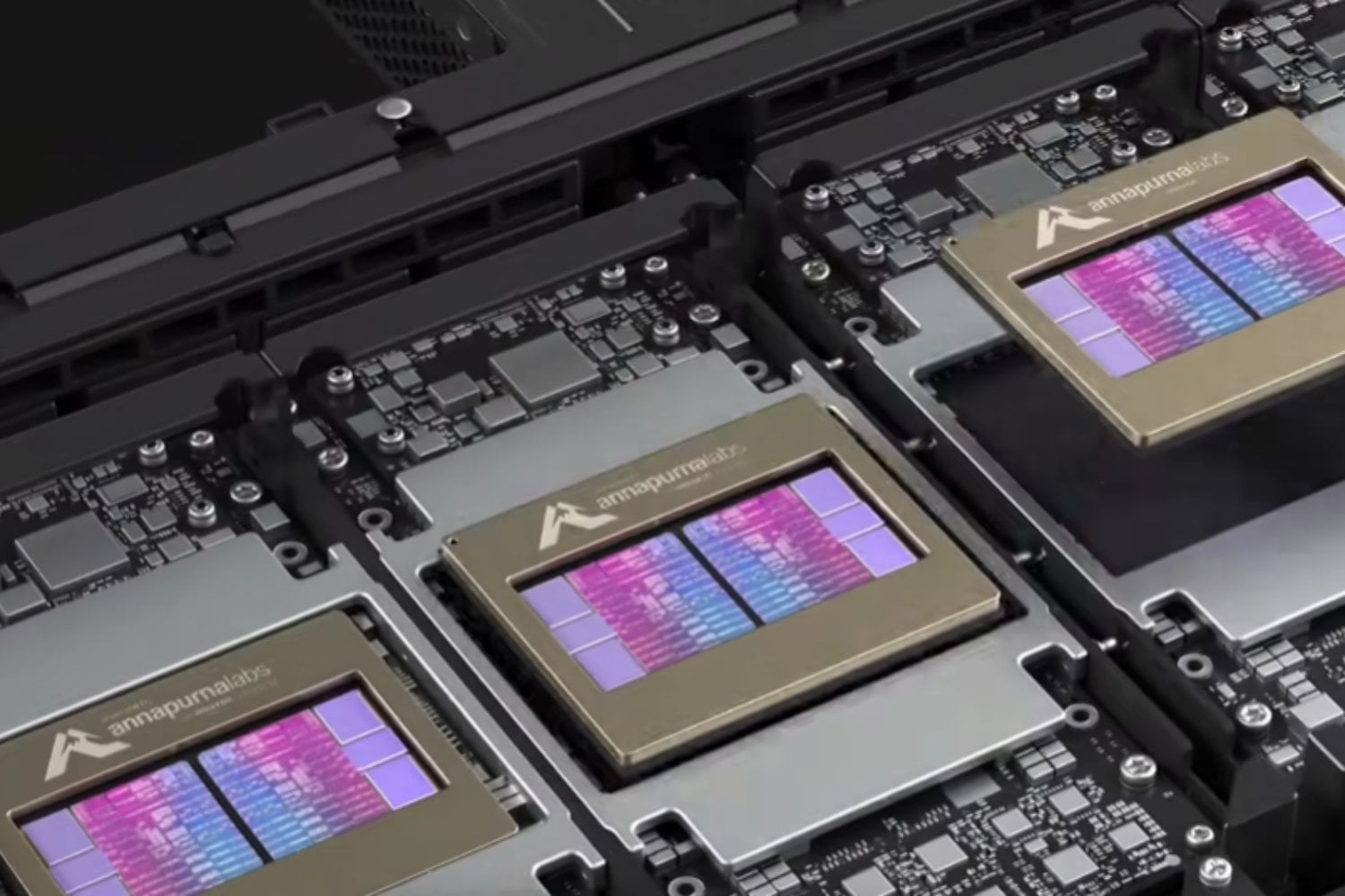 Amazon ya no quiere alquilar sus chips de inteligencia artificial: ahora quiere venderlos y meterse de lleno en el territorio de NVIDIA