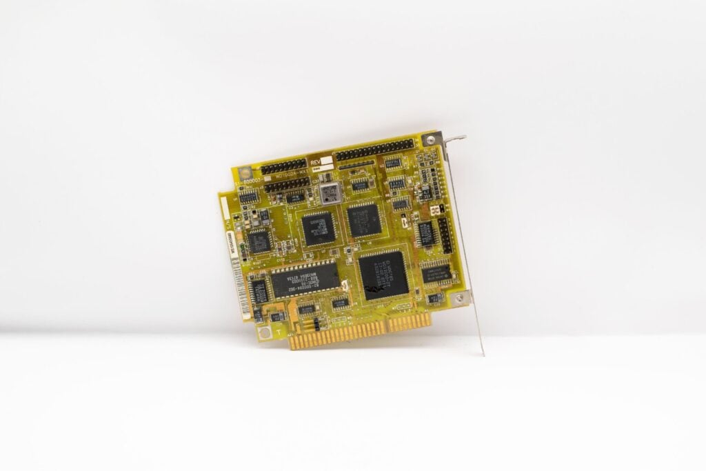 IBM acaba de cruzar una frontera histórica: su nuevo chip baja de 1 nanómetro y mira directo a la era de la IA