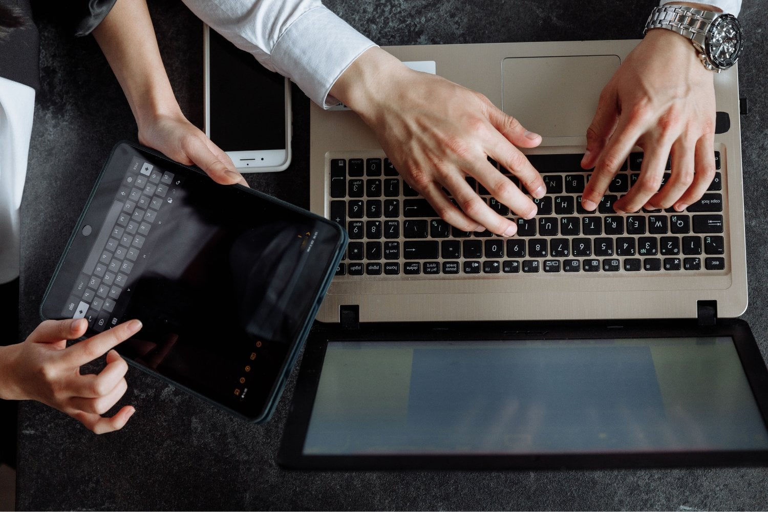 No todas las pantallas enganchan igual: el móvil, la tablet y el ordenador tienen riesgos distintos y casi nadie los está diferenciando
