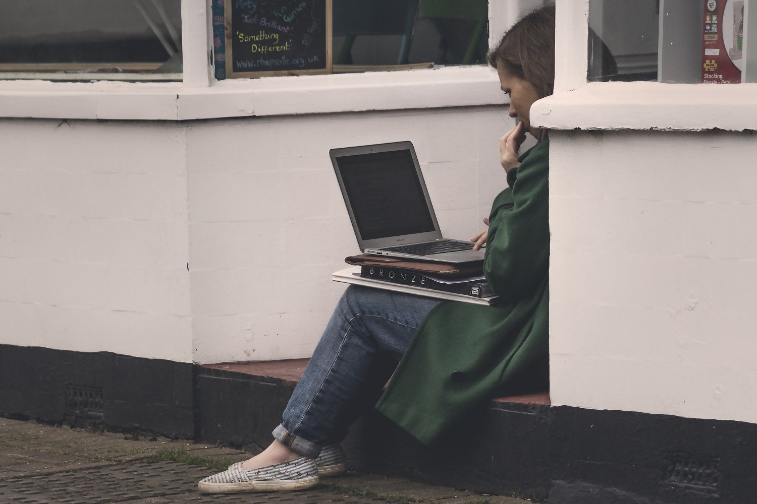 La psicología detrás del genio solitario: menos ruido social, más concentración y más creatividad