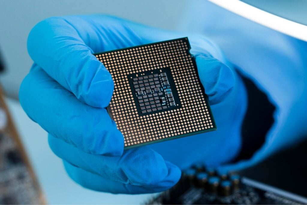 Una histórica familia valenciana hizo fortuna con el guano y la Coca-Cola: ahora apuesta 50 millones por los chips de luz