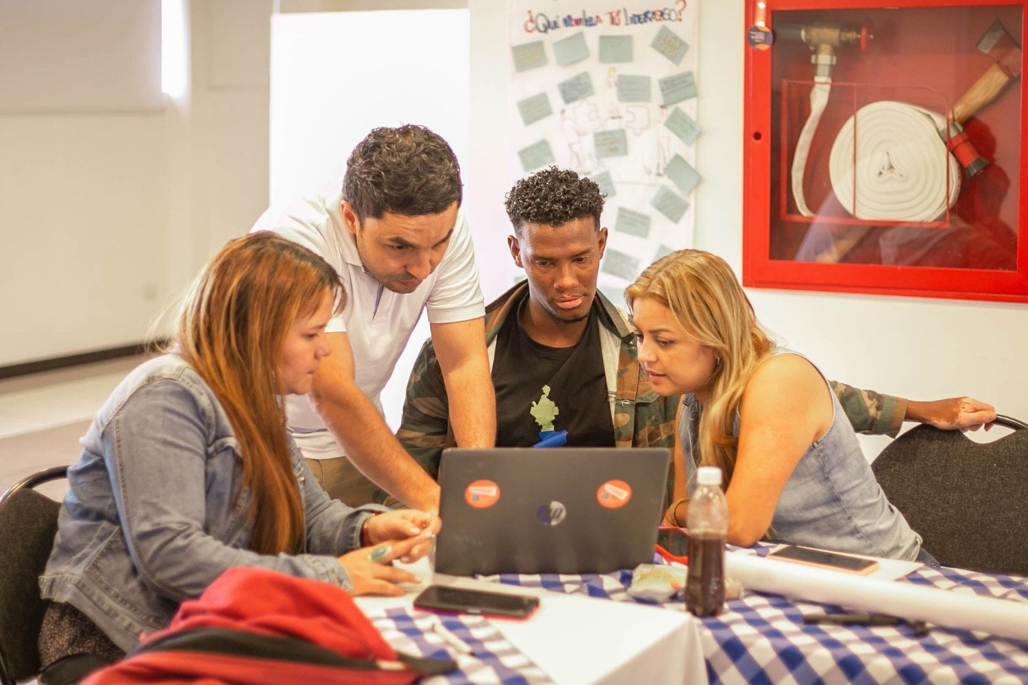 Muchos jóvenes no quieren un jefe humano: prefieren una IA que sea más justa, clara y neutral