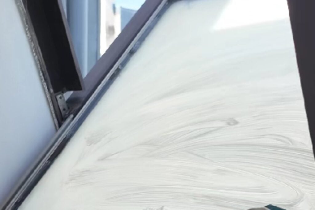El viejo truco francés para enfriar la casa volvió por la ola de calor: tiza blanca sobre las ventanas