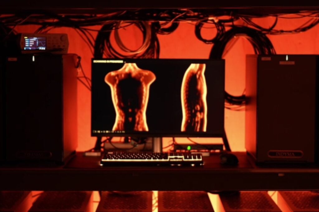 Midjourney ya no quiere generar solo imágenes: ahora prepara un escáner corporal de 60 segundos que promete mirar dentro del cuerpo