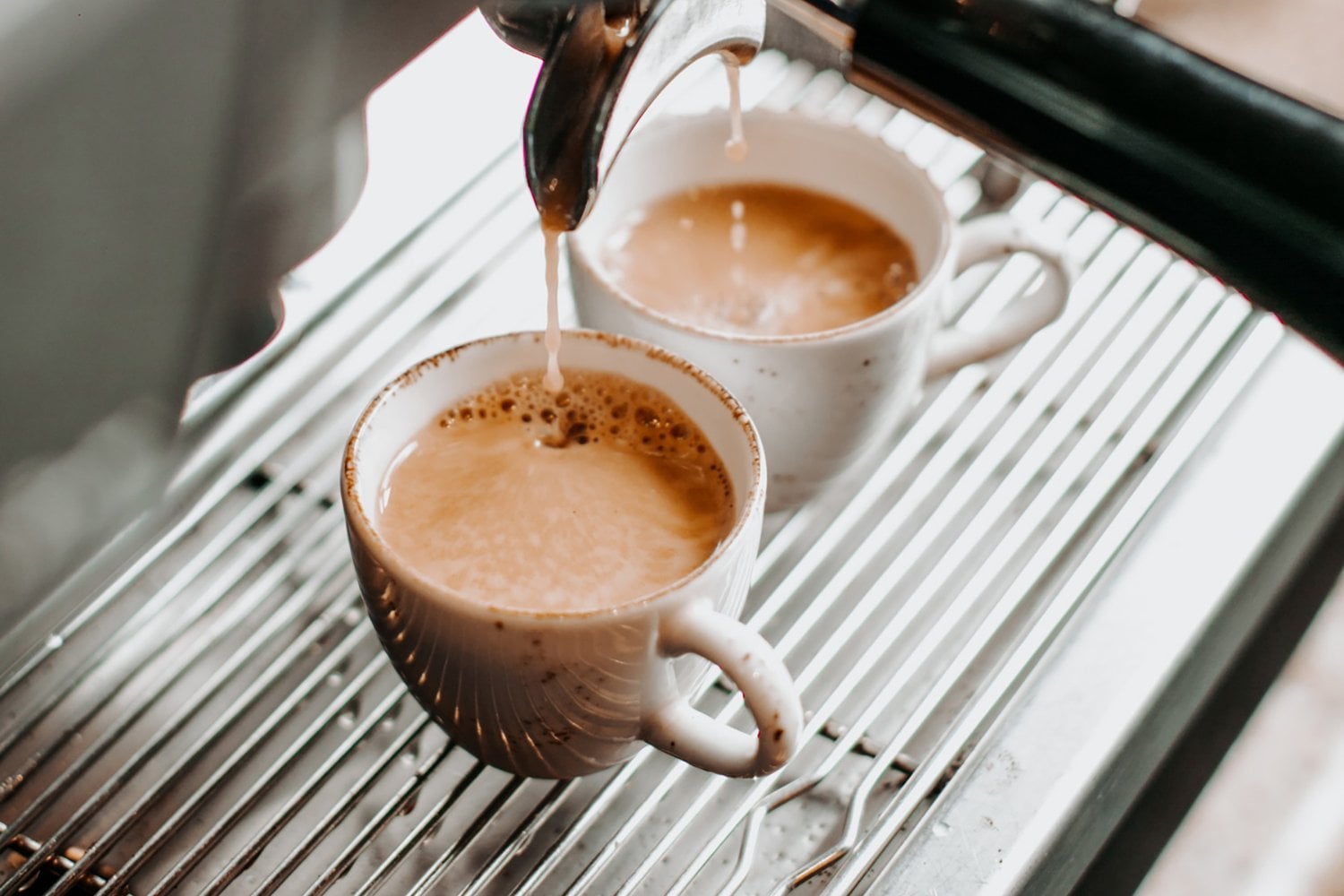 Por qué necesitar muchas tazas de café para funcionar puede decir más de tu descanso que de tu dieta