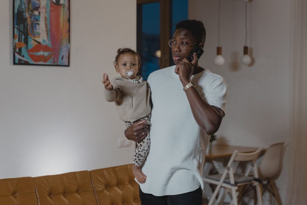 No es solo que mires mucho el móvil: tus hijos pueden sentir que compiten con una pantalla por tu atención