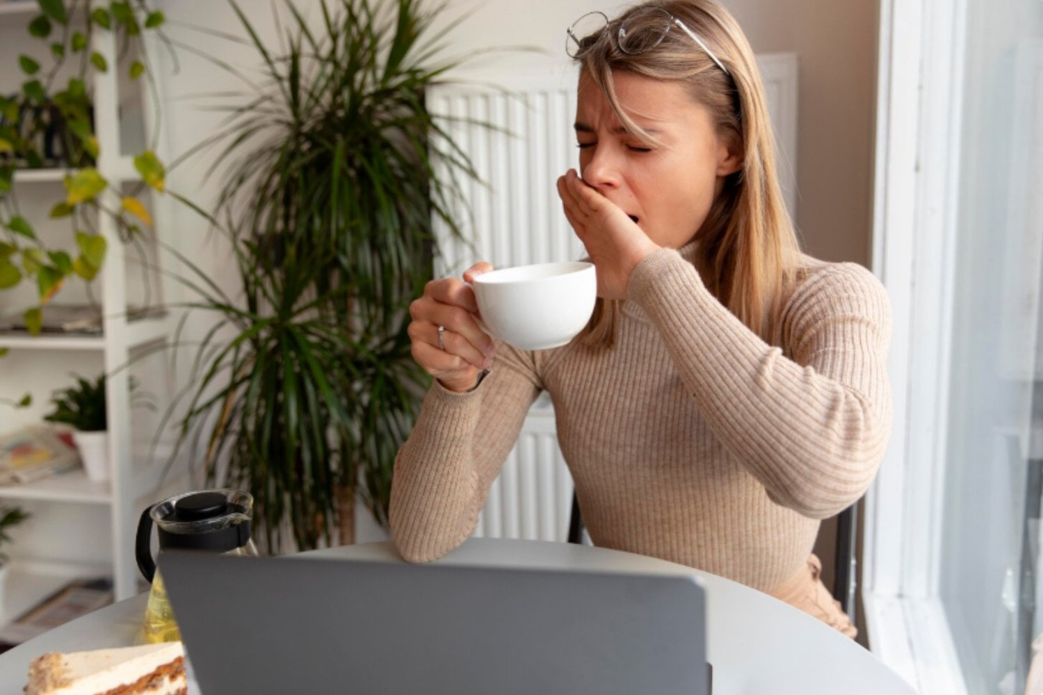 Por qué necesitar muchas tazas de café para funcionar puede decir más de tu descanso que de tu dieta