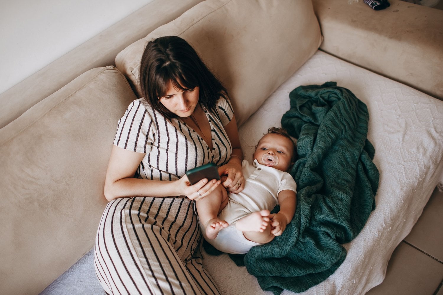 No es solo que mires mucho el móvil: tus hijos pueden sentir que compiten con una pantalla por tu atención)
