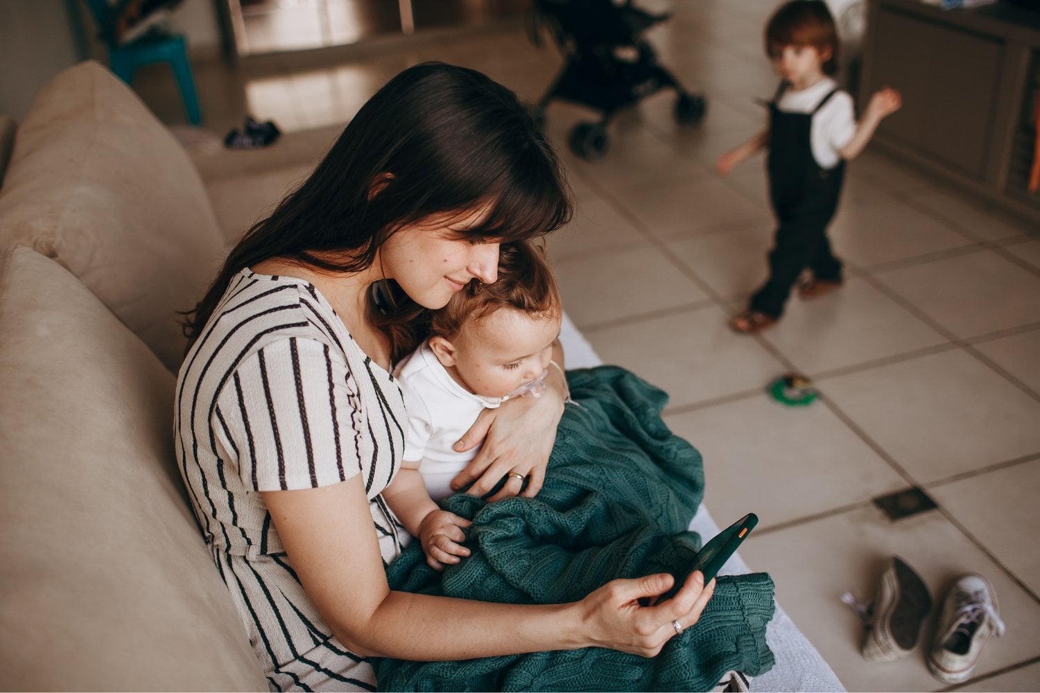 No es solo que mires mucho el móvil: tus hijos pueden sentir que compiten con una pantalla por tu atención)