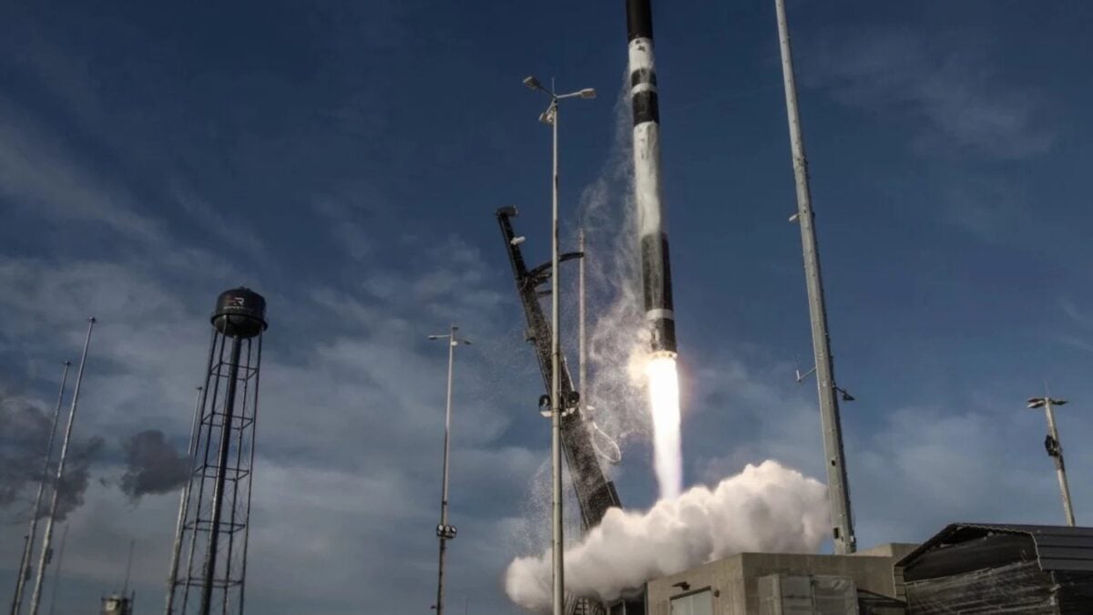 El cohete suborbital HASTE de Rocket Lab despegó para una misión del Departamento de Defensa de EE.UU. y terminó en órbita. Nadie sabe si fue un accidente o si era el plan desde el principio