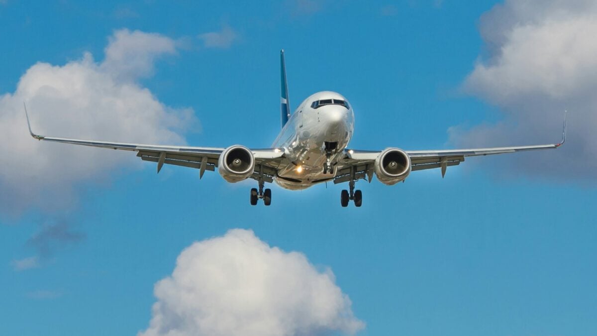 Estados Unidos inauguró AirPlant One, la primera planta comercial que convierte CO2, agua y energía renovable en combustible para aviones: reduce hasta un 90% las emisiones del ciclo de vida