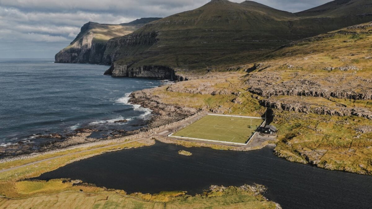 Una nación que tiene menos de cincuenta mil habitantes, está compuesta de 18 islas de origen volcánico, no tiene bosques y su estado de bienestar y desarrollo son bastante elevados
