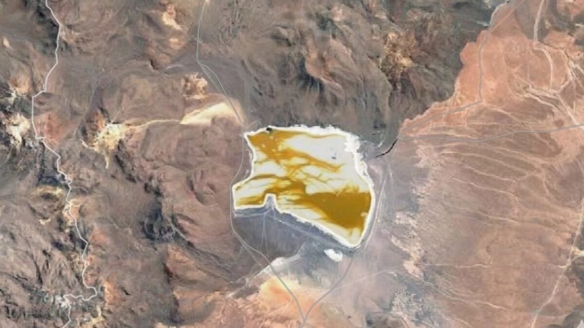 La NASA fotografió desde la ISS una enorme mancha naranja en Bolivia a 4.300 metros de altura y la explicación tiene que ver con algas, sal y el color de los flamencos