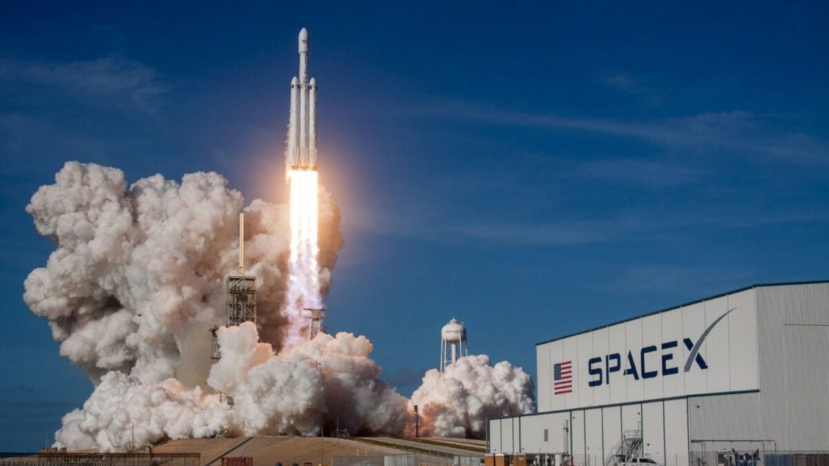 SpaceX salió a bolsa y su historia tecnológica lo explica todo: de pagar 18.500 dólares por kilo en órbita a 2.700, de cohetes desechables a 650 lanzamientos reutilizables y 9.600 satélites Starlink