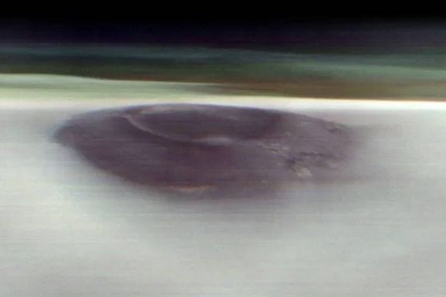 La NASA giró una sonda de lado para contemplar el amanecer de Marte. Sobre las nubes apareció un volcán de 20 kilómetros jamás fotografiado desde ese ángulo