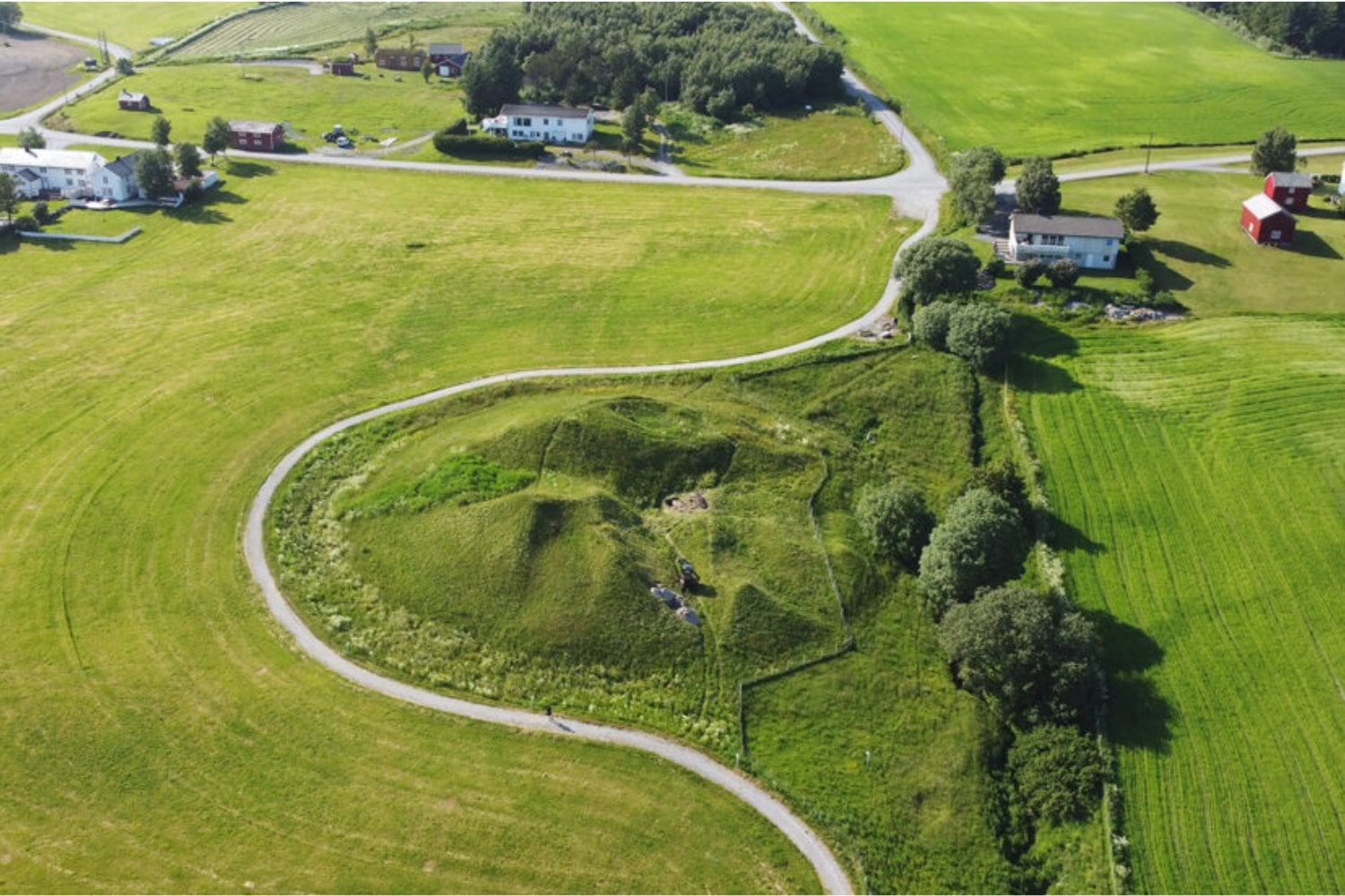 Una colina de Noruega escondía un barco monumental, pero pertenecía al siglo equivocado. Fue enterrado antes de los vikingos y obliga a adelantar cien años una de sus tradiciones más famosas