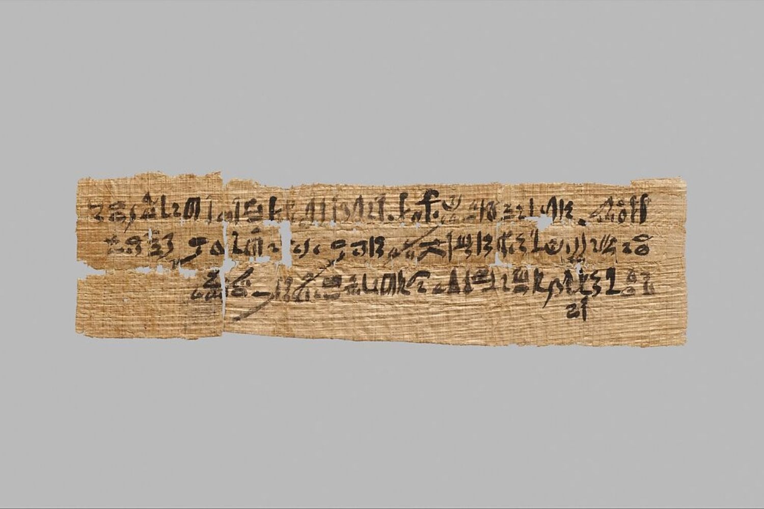 Antes de los cables filtrados y los escándalos diplomáticos, Egipto ya tenía su propio archivo incómodo. Las cartas de Amarna muestran cómo negociaban, desconfiaban y se presionaban los reyes de la Edad del Bronce