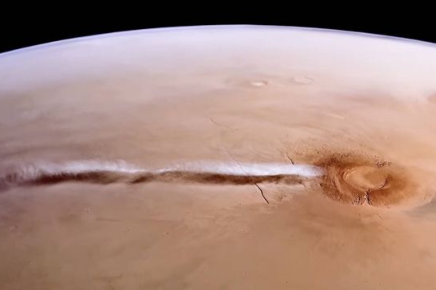 La NASA giró una sonda de lado para contemplar el amanecer de Marte. Sobre las nubes apareció un volcán de 20 kilómetros jamás fotografiado desde ese ángulo