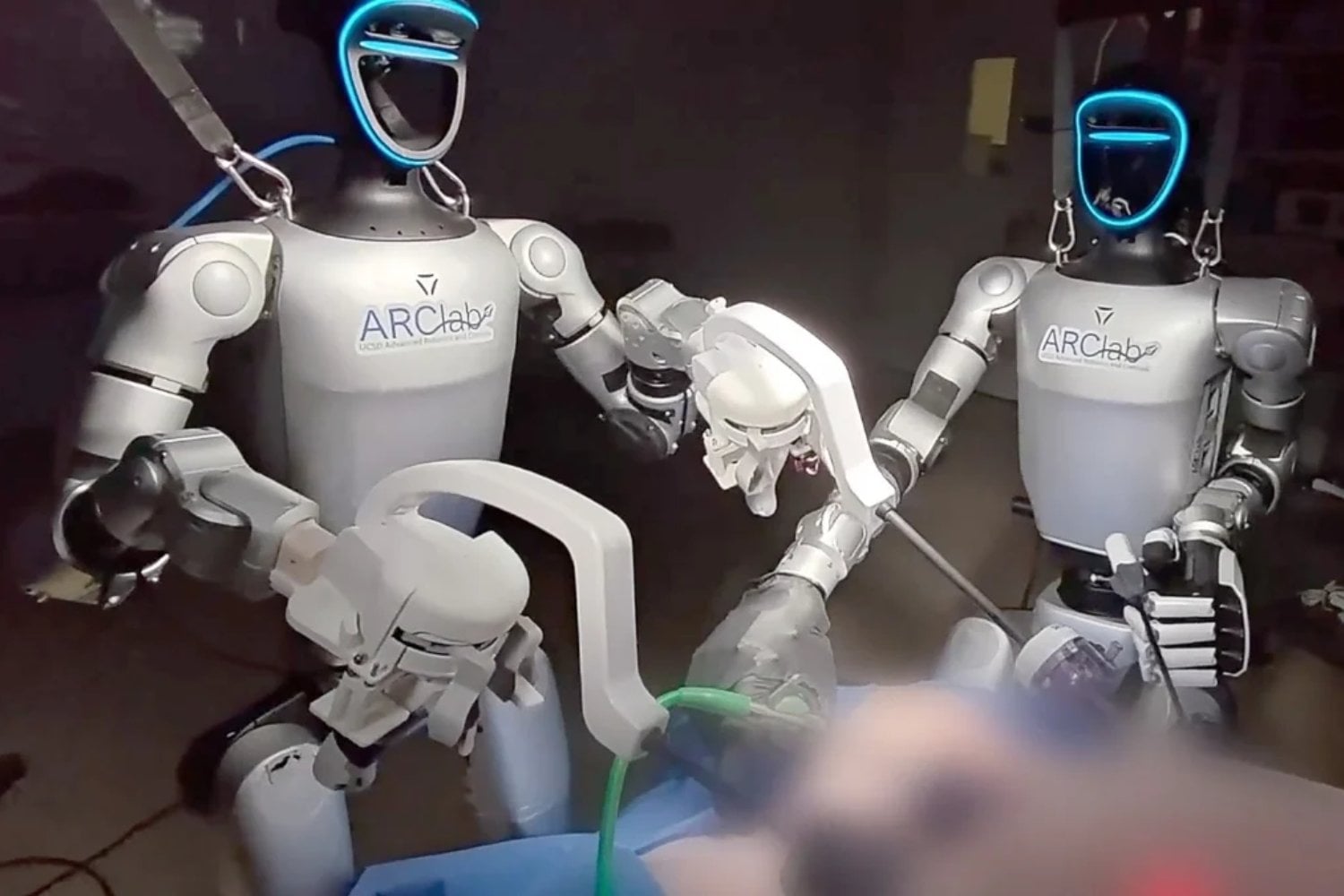 Dos robots humanoides entraron en un quirófano y extirparon la vesícula a animales vivos. No operaron solos, pero demostraron que la telecirugía podría llegar donde hoy faltan cirujanos