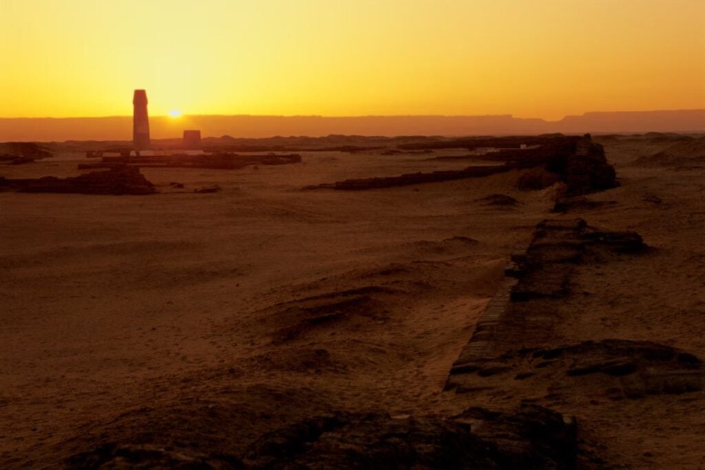 Antes de los cables filtrados y los escándalos diplomáticos, Egipto ya tenía su propio archivo incómodo. Las cartas de Amarna muestran cómo negociaban, desconfiaban y se presionaban los reyes de la Edad del Bronce