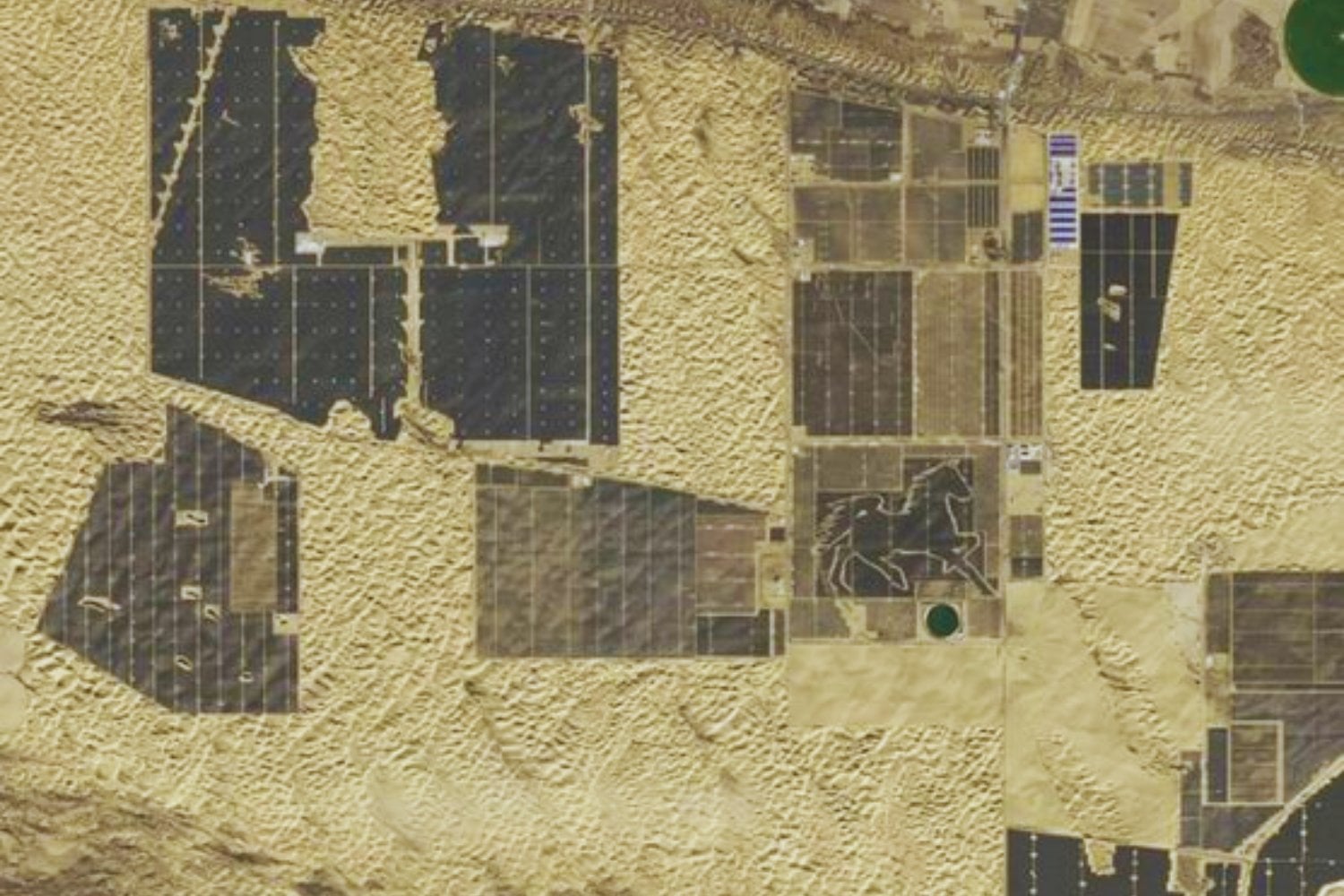 La NASA mira el desierto de China desde el espacio y revela una nueva “muralla” de 400 kilómetros de largo y 5 de ancho. No está hecha de piedra ni de árboles: son paneles solares para alimentar Pekín