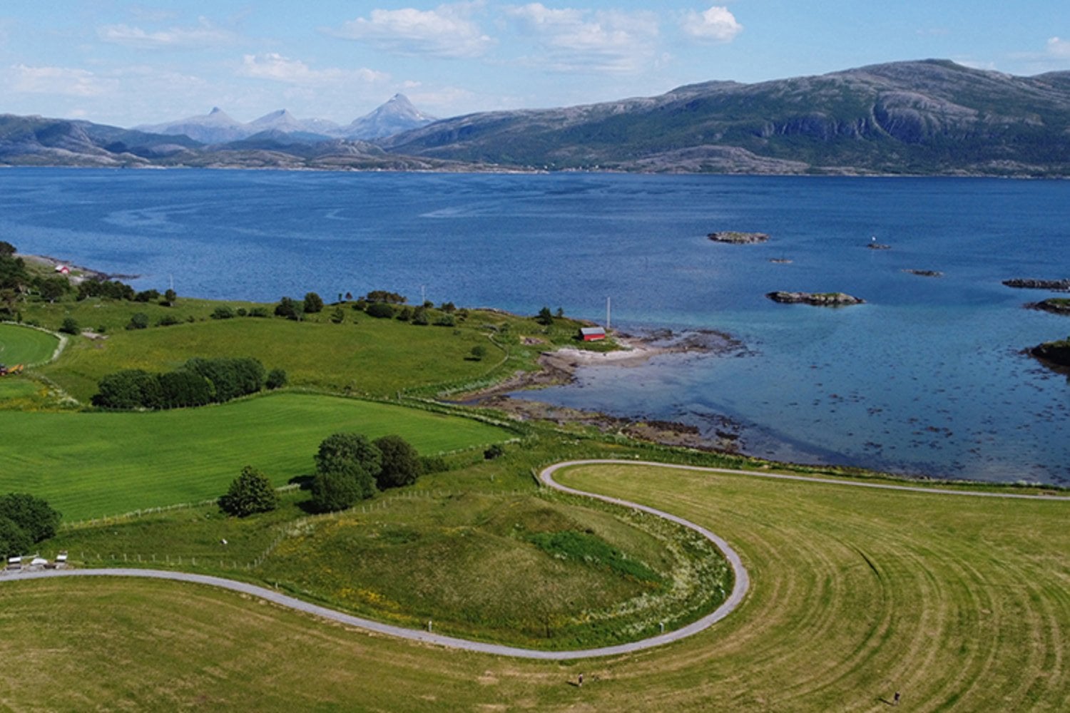 Una colina de Noruega escondía un barco monumental, pero pertenecía al siglo equivocado. Fue enterrado antes de los vikingos y obliga a adelantar cien años una de sus tradiciones más famosas