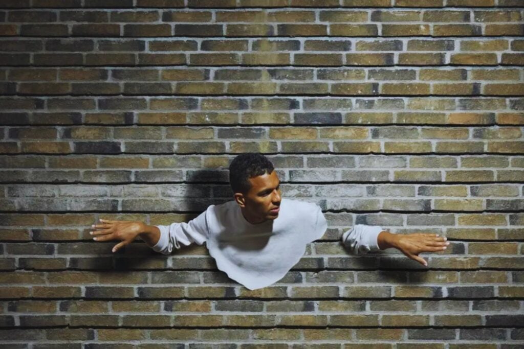 Tu cuerpo y una pared están formados casi por completo por espacio vacío, pero nunca puedes atravesarla. Dos reglas fundamentales de la mecánica cuántica explican por qué la materia parece sólida y el muro siempre termina ganando