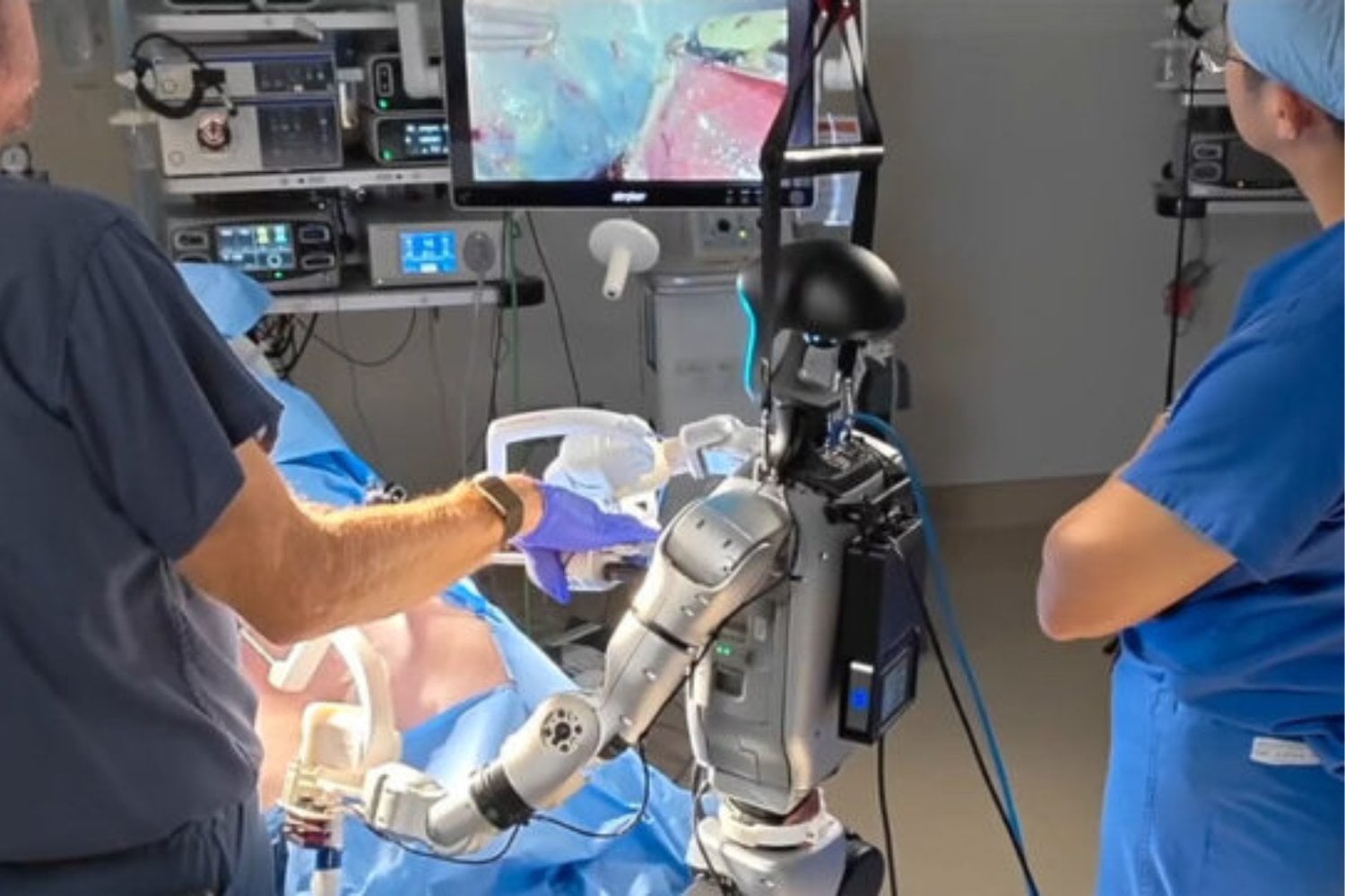 Dos robots humanoides entraron en un quirófano y extirparon la vesícula a animales vivos. No operaron solos, pero demostraron que la telecirugía podría llegar donde hoy faltan cirujanos