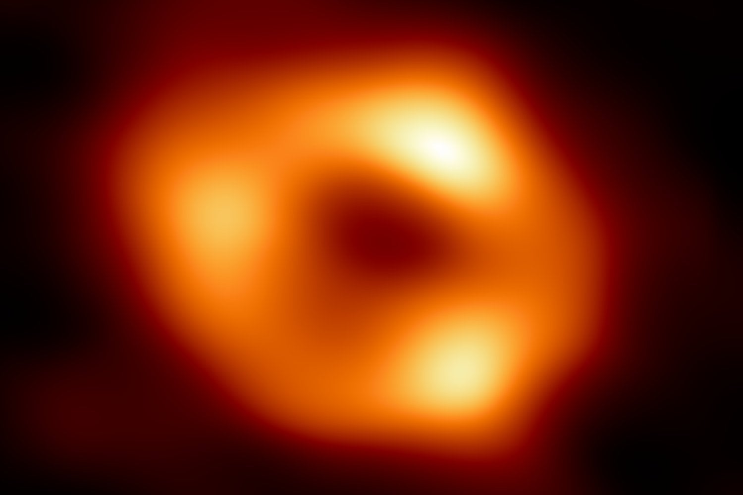 Sagitario A* lleva siglos casi dormido en el corazón de la Vía Láctea, pero una galaxia enana ya viene a despertarlo. La colisión podría hacerlo crecer hasta ocho veces