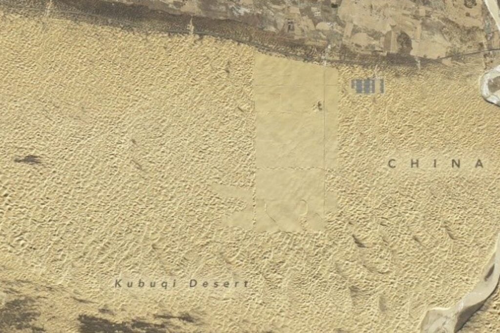 La NASA mira el desierto de China desde el espacio y revela una nueva “muralla” de 400 kilómetros de largo y 5 de ancho. No está hecha de piedra ni de árboles: son paneles solares para alimentar Pekín