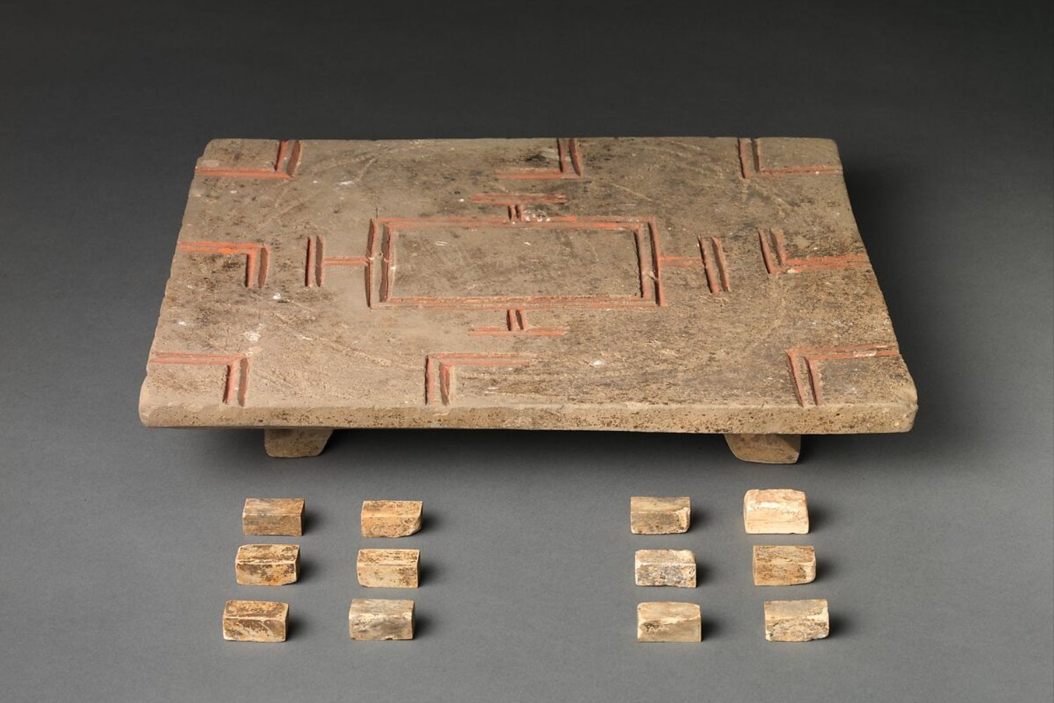 Hace 2.000 años, los habitantes de China también se llevaban sus juegos de mesa a la tumba. Dos tableros grabados en simples ladrillos revelan hasta dónde llegó la fiebre por el misterioso Liubo