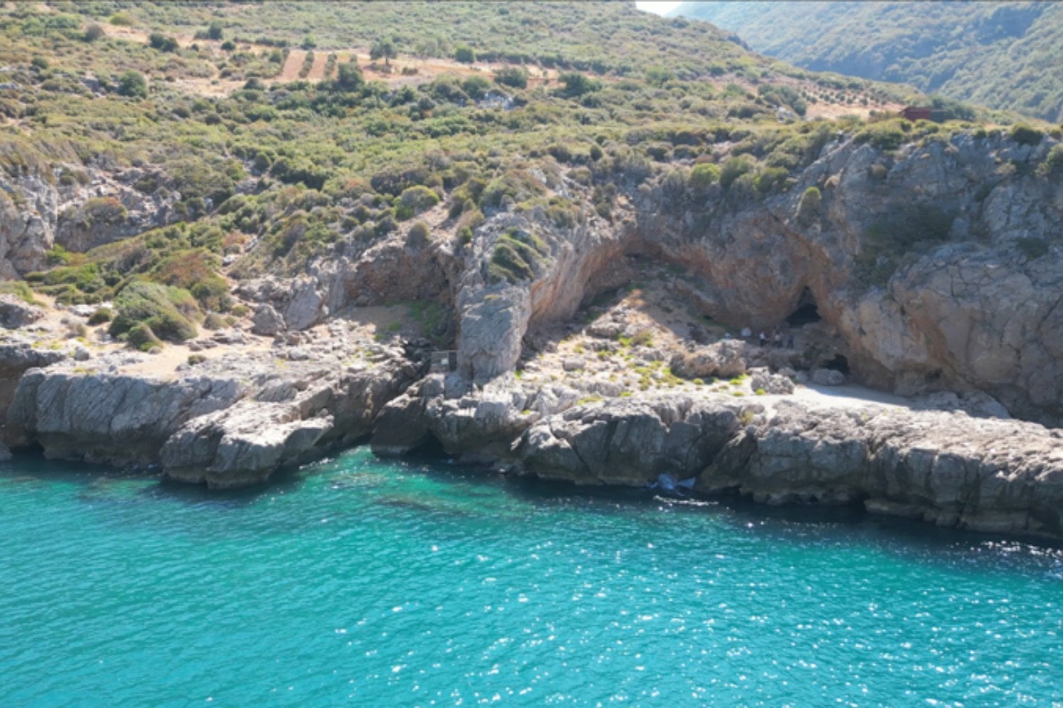 Una cueva en Turquía acaba de complicar la historia entre humanos y neandertales. Sus herramientas, sus presas y hasta unas pequeñas conchas marinas sugieren que pudieron compartir tradiciones hace casi 60.000 años