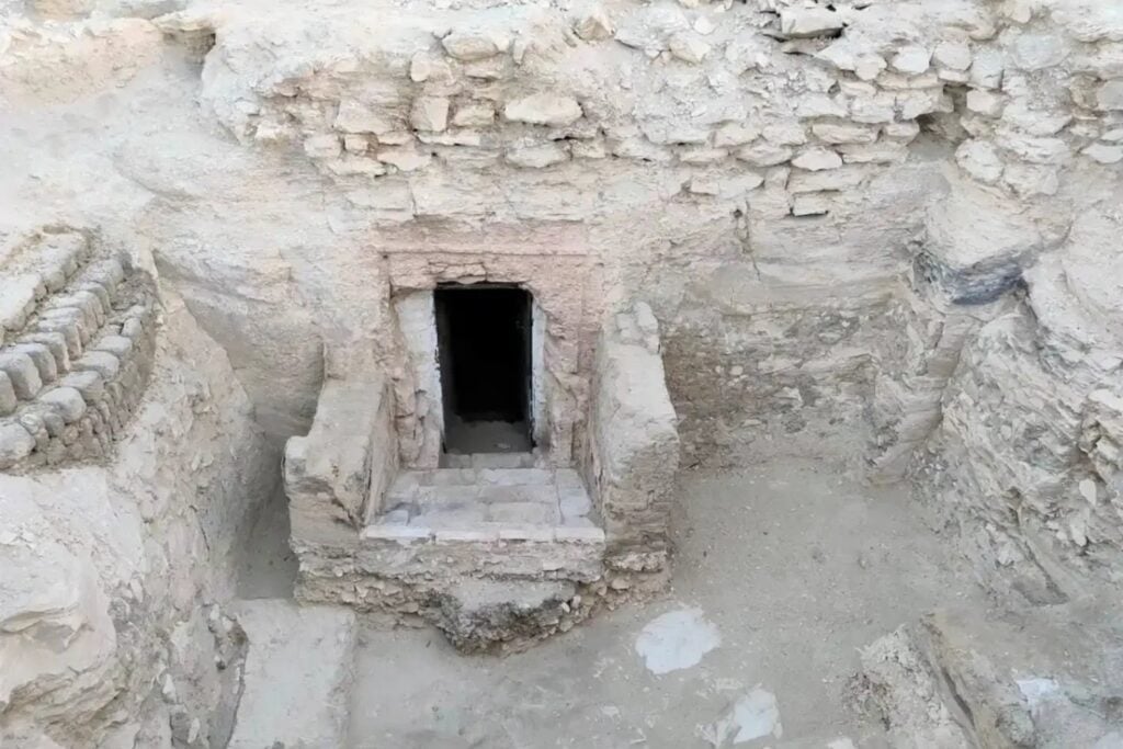 Una tumba desconocida ha permanecido oculta durante casi 3.000 años bajo la necrópolis de Luxor. Sus pinturas conservan el nombre de Paser, pero los arqueólogos todavía intentan descubrir quién fue realmente su misterioso propietario