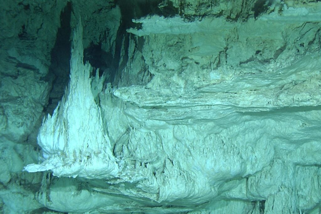 Perforaron 1.268 metros bajo el lecho del Atlántico buscando rocas del manto y encontraron algo mucho más extraño. La firma de agua que atravesó materiales a más de 300 °C revela la red subterránea que podría alimentar la Ciudad Perdida