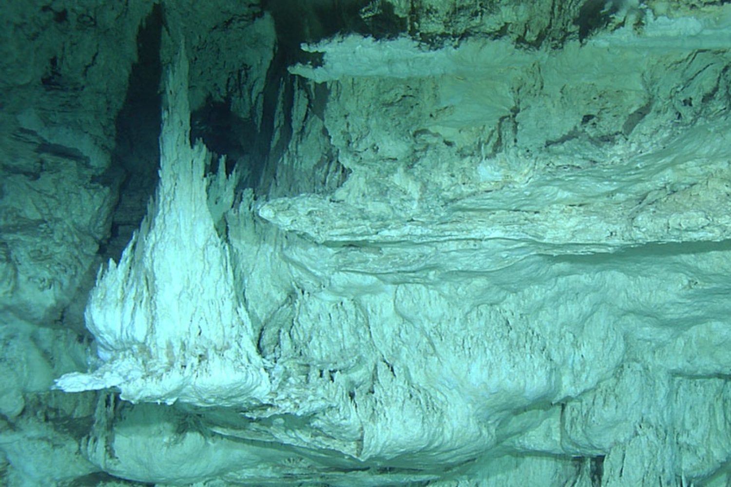 Perforaron 1.268 metros bajo el lecho del Atlántico buscando rocas del manto y encontraron algo mucho más extraño. La firma de agua que atravesó materiales a más de 300 °C revela la red subterránea que podría alimentar la Ciudad Perdida