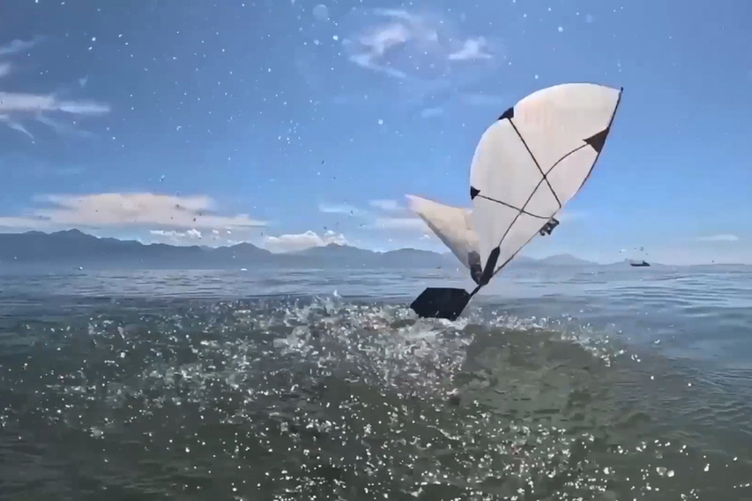 El MIT quería construir un dron capaz de ignorar la frontera entre el cielo y el océano. Acabó copiando a las aves buceadoras para que nadara, volara y saliera del agua sin patas ni hélices