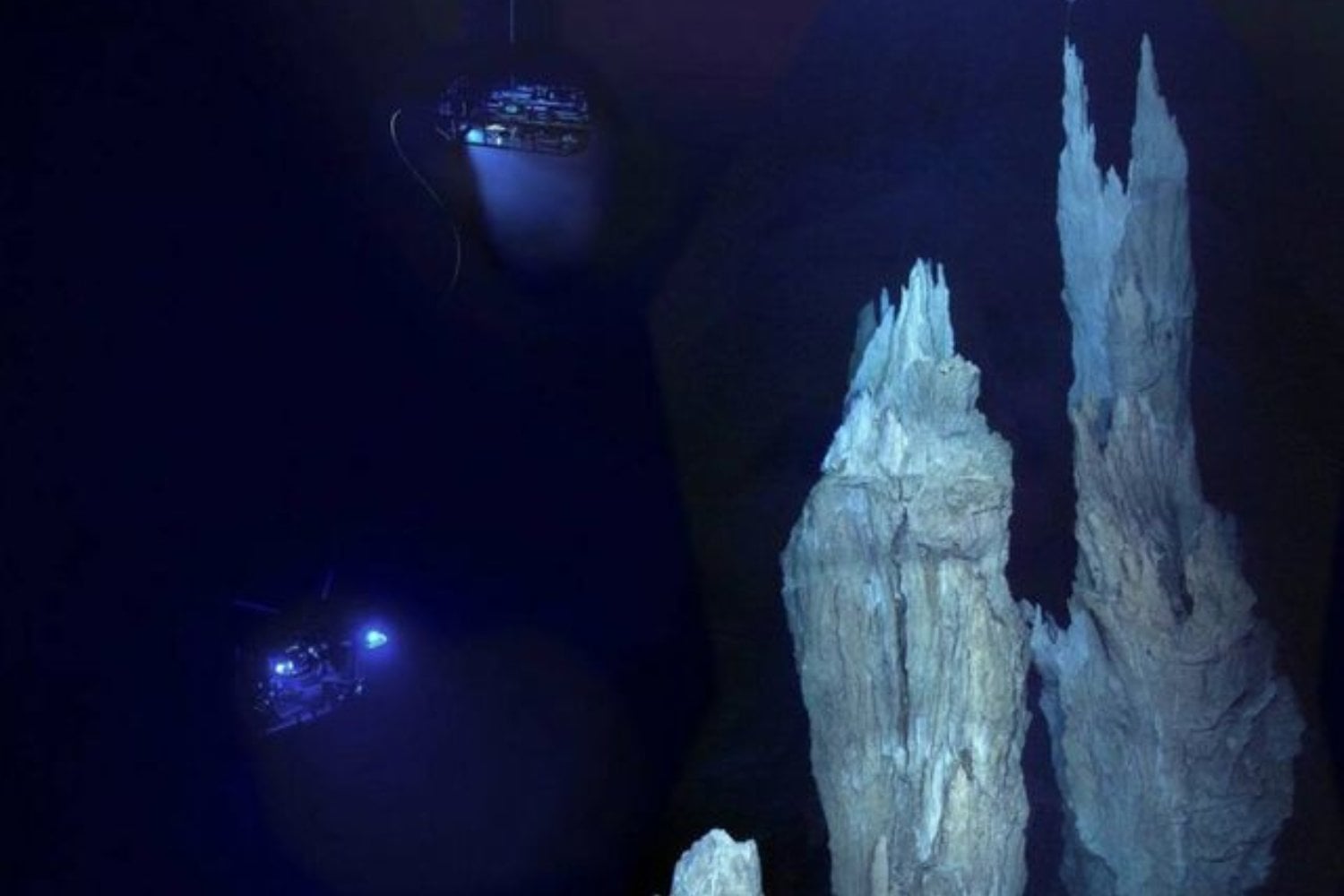 Perforaron 1.268 metros bajo el lecho del Atlántico buscando rocas del manto y encontraron algo mucho más extraño. La firma de agua que atravesó materiales a más de 300 °C revela la red subterránea que podría alimentar la Ciudad Perdida