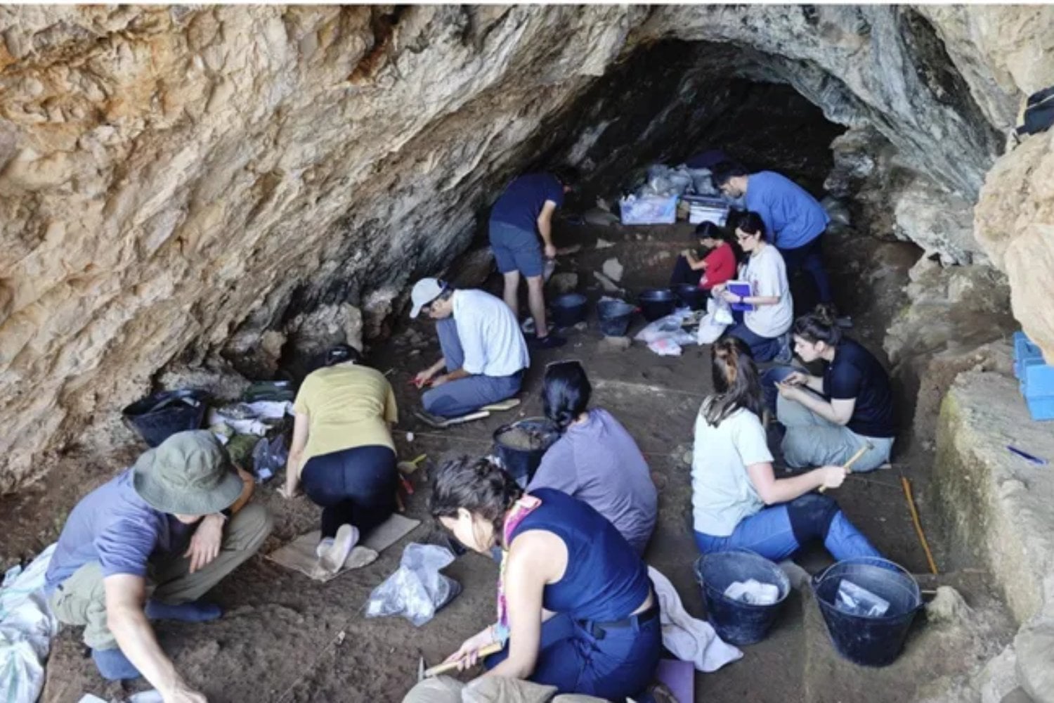 Una cueva en Turquía acaba de complicar la historia entre humanos y neandertales. Sus herramientas, sus presas y hasta unas pequeñas conchas marinas sugieren que pudieron compartir tradiciones hace casi 60.000 años