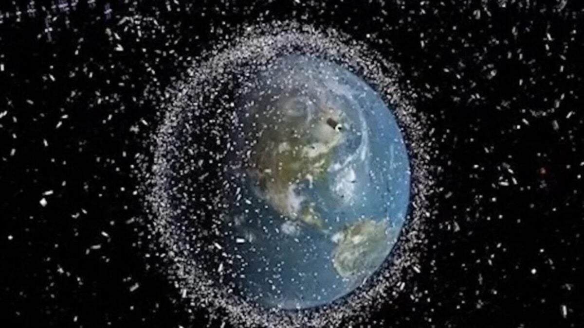 Descubren un enjambre oculto de basura espacial que amenaza la órbita más importante de la Tierra