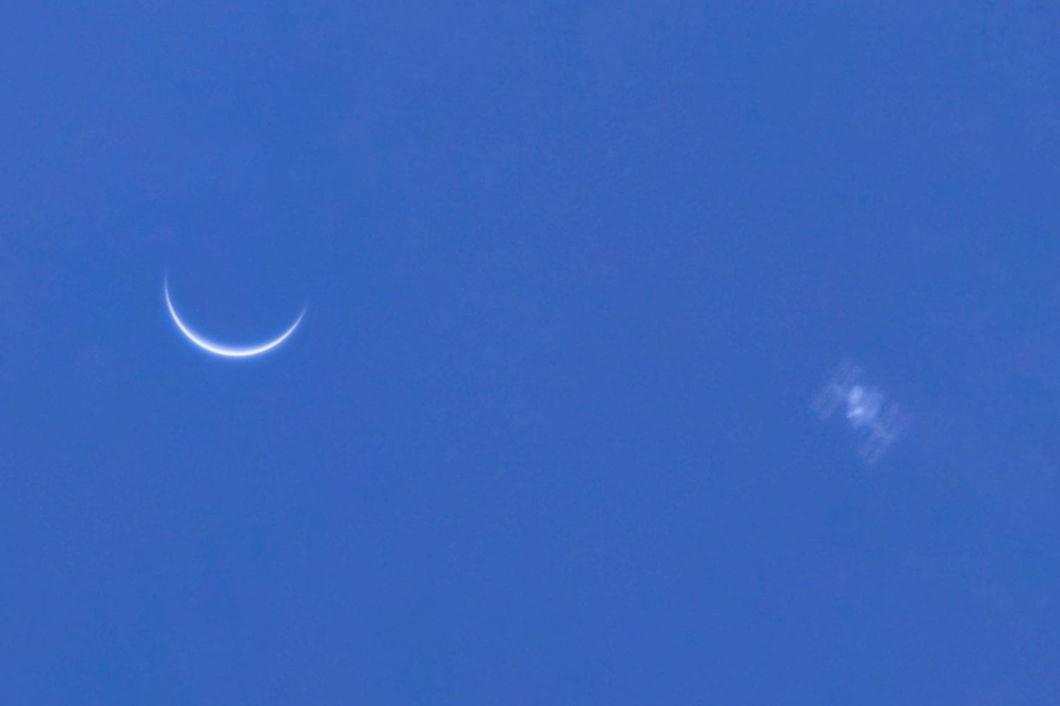 La ISS cruzaba el cielo a 27.000 km/h mientras Venus brillaba a 135 millones de kilómetros. Un fotógrafo calculó el segundo exacto para que ambos parecieran encontrarse a plena luz del día