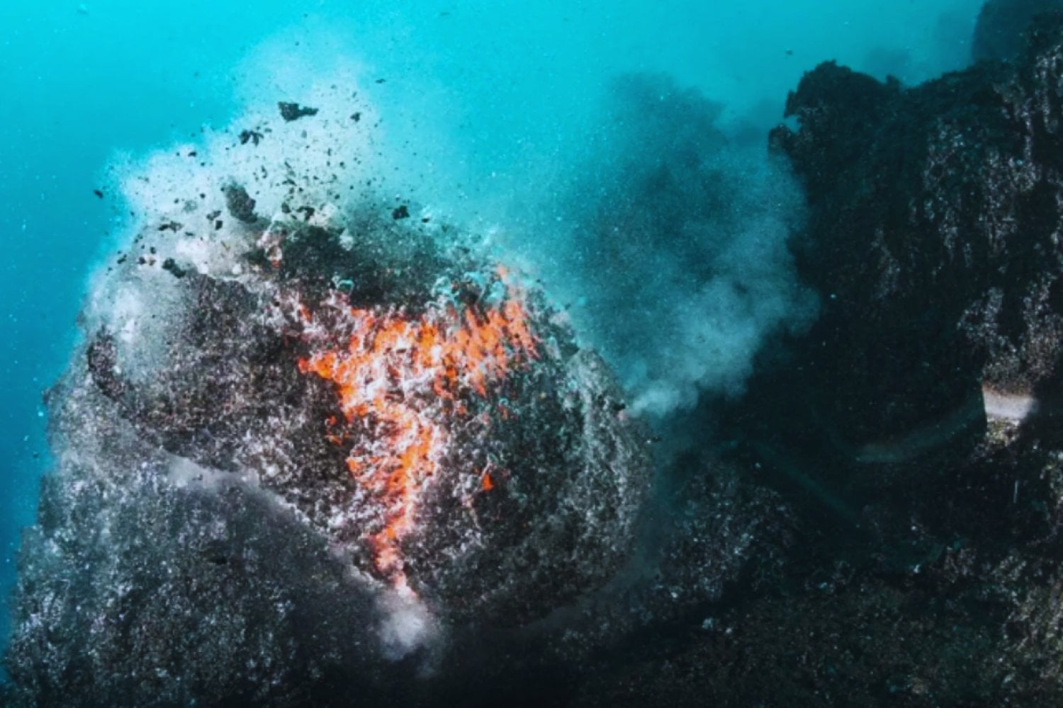 Los científicos han observado por primera vez cómo nace una nueva porción del fondo oceánico. La corteza se abrió varios metros y liberó décadas de movimiento tectónico en solo seis días