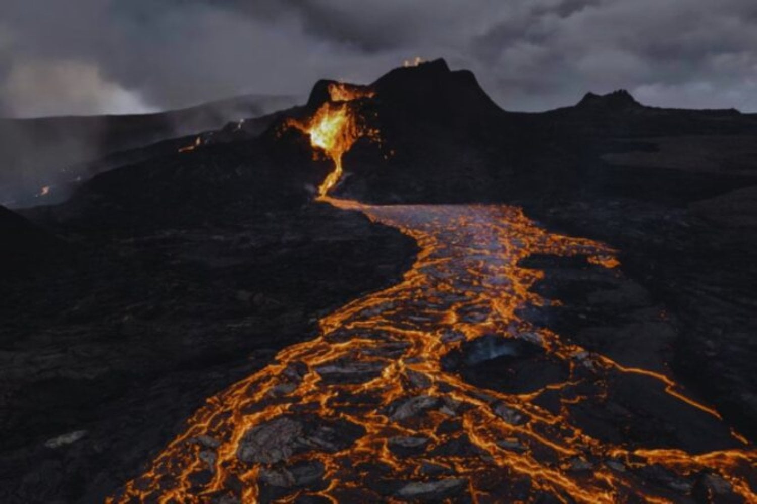 Científicos recrearon las condiciones extremas del núcleo terrestre. El experimento revela por primera vez cómo se deforma el hierro bajo millones de atmósferas y qué puede explicar sobre el campo magnético