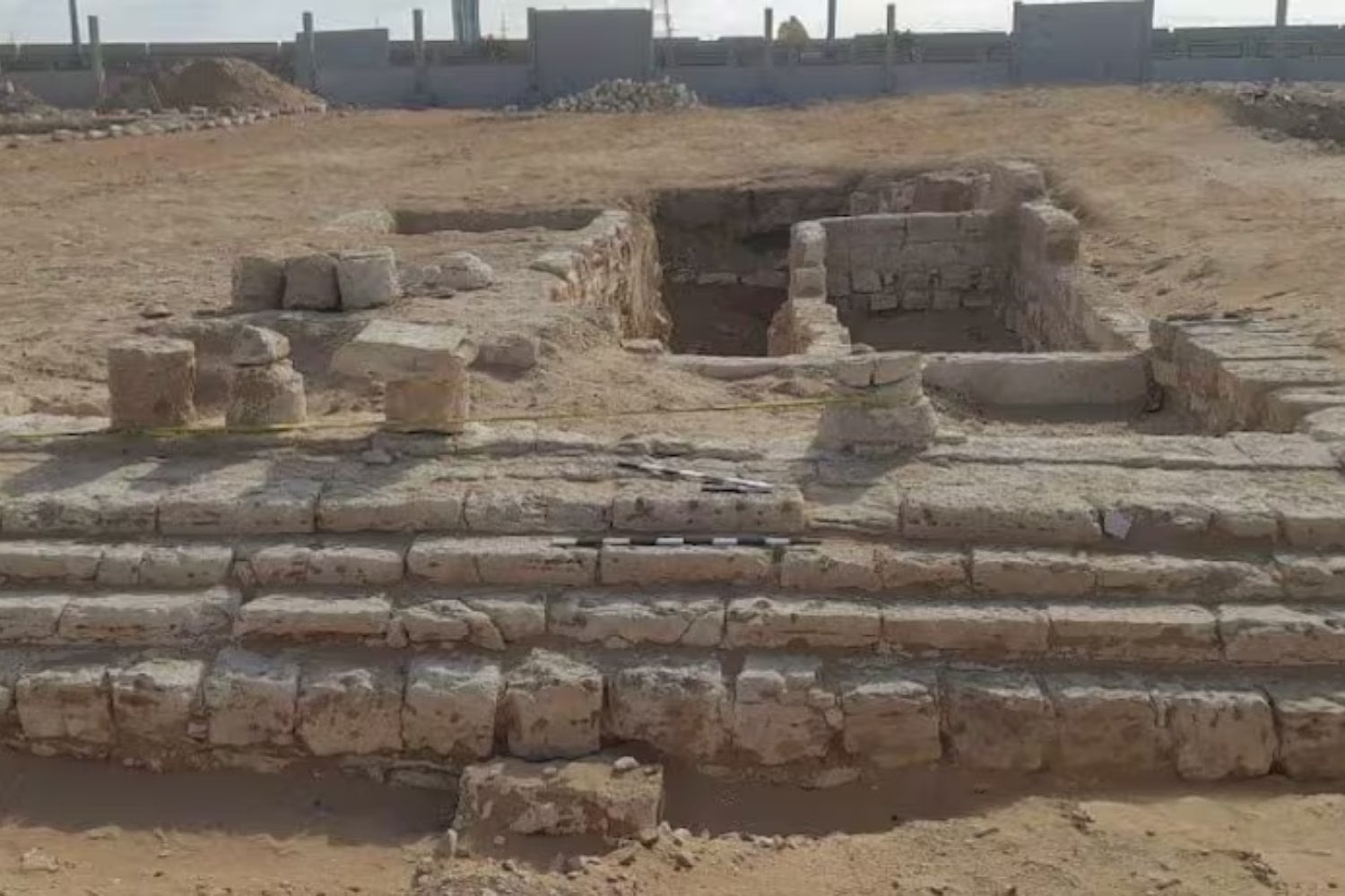 Arqueólogos abrieron 18 tumbas en una antigua ciudad de la costa egipcia y encontraron 24 lenguas de oro. No eran joyas: debían devolverles la voz a los muertos para hablar ante Osiris