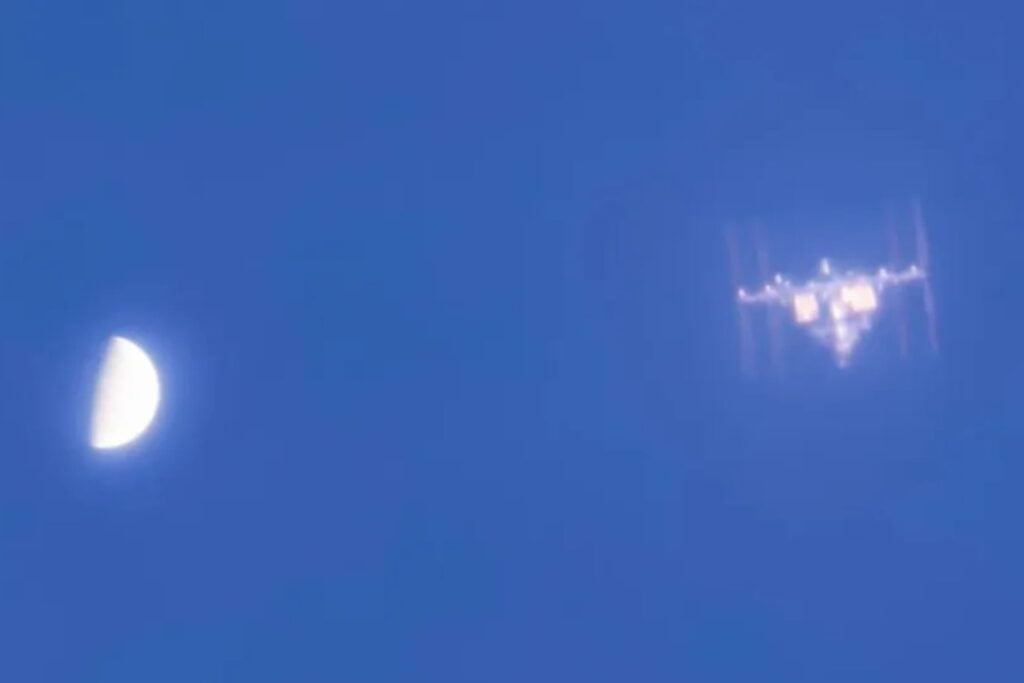 La ISS cruzaba el cielo a 27.000 km/h mientras Venus brillaba a 135 millones de kilómetros. Un fotógrafo calculó el segundo exacto para que ambos parecieran encontrarse a plena luz del día