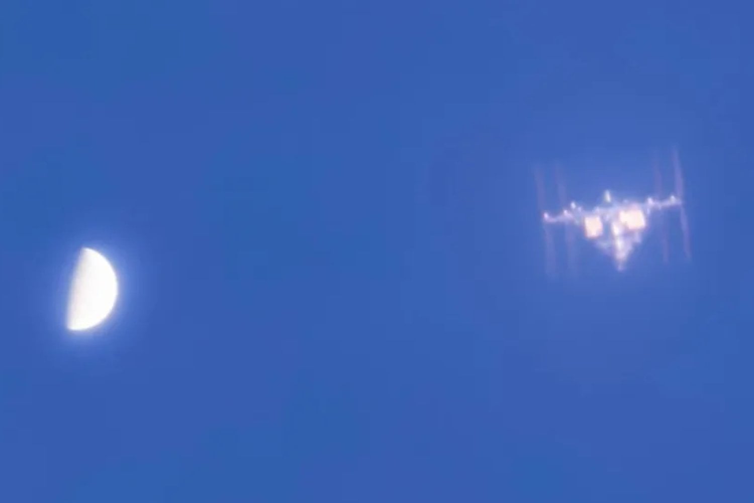 La ISS cruzaba el cielo a 27.000 km/h mientras Venus brillaba a 135 millones de kilómetros. Un fotógrafo calculó el segundo exacto para que ambos parecieran encontrarse a plena luz del día