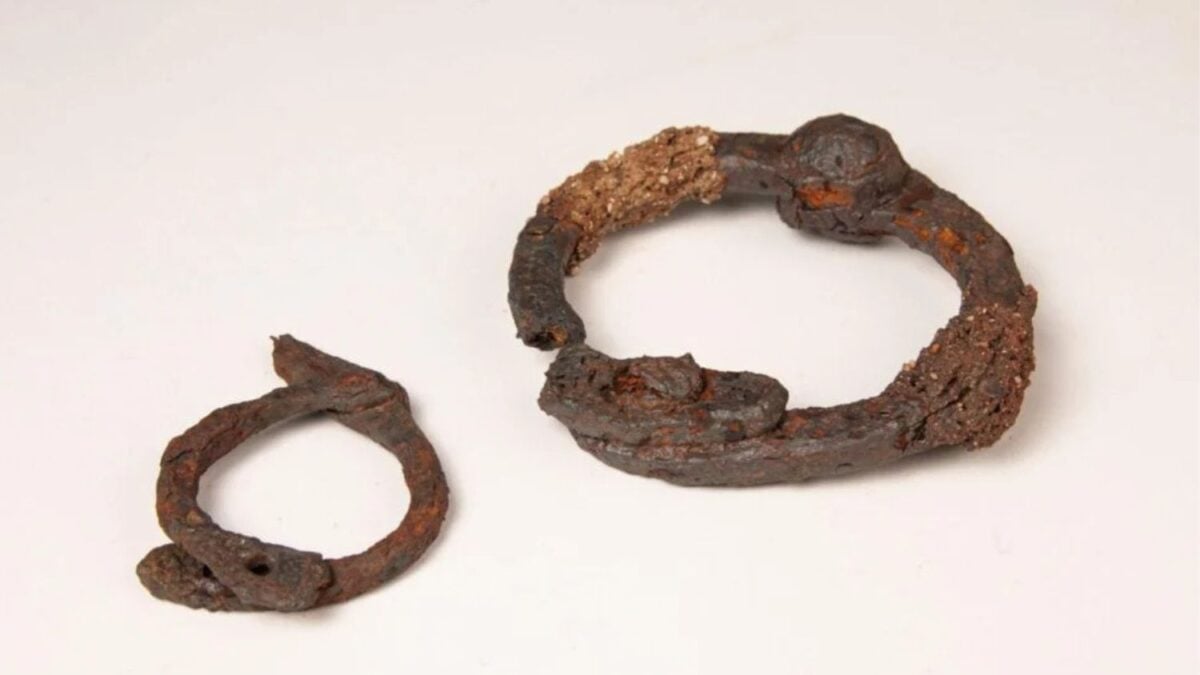 En un antiguo asentamiento celta unos arqueólogos desenterraron grilletes que se habrían usado en esclavos